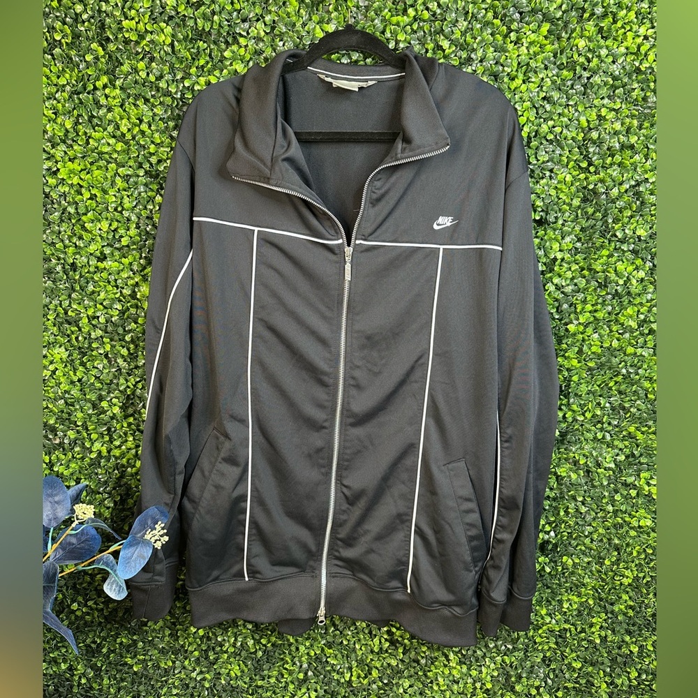 Mens‎ black and white lined nike zip up sweater